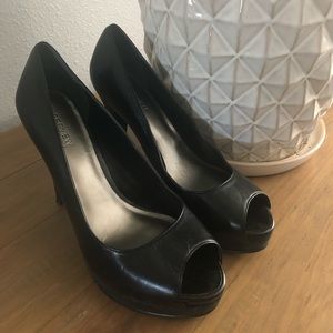 Leather peep toe pump